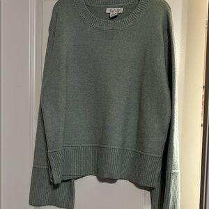 Green sweater EUC